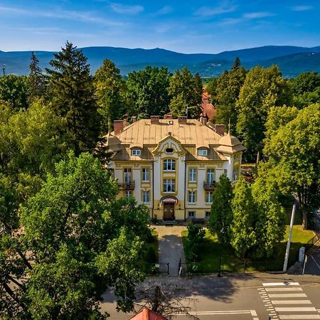 Hotel Bella 옐레니아구라 외부 사진