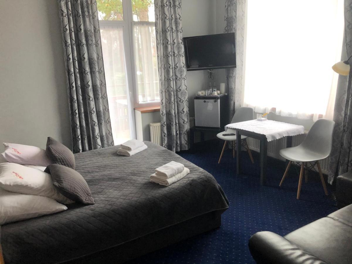 Hotel Bella 옐레니아구라 외부 사진