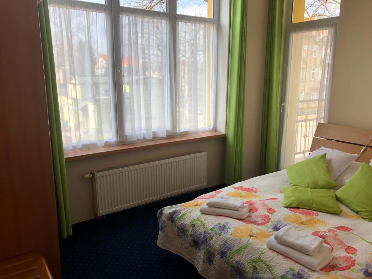 Hotel Bella 옐레니아구라 외부 사진