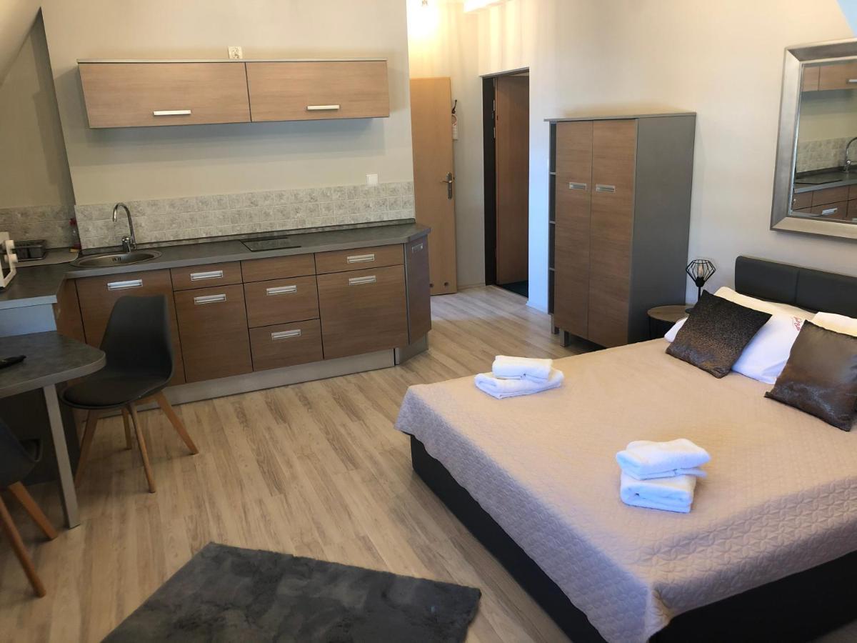 Hotel Bella 옐레니아구라 외부 사진