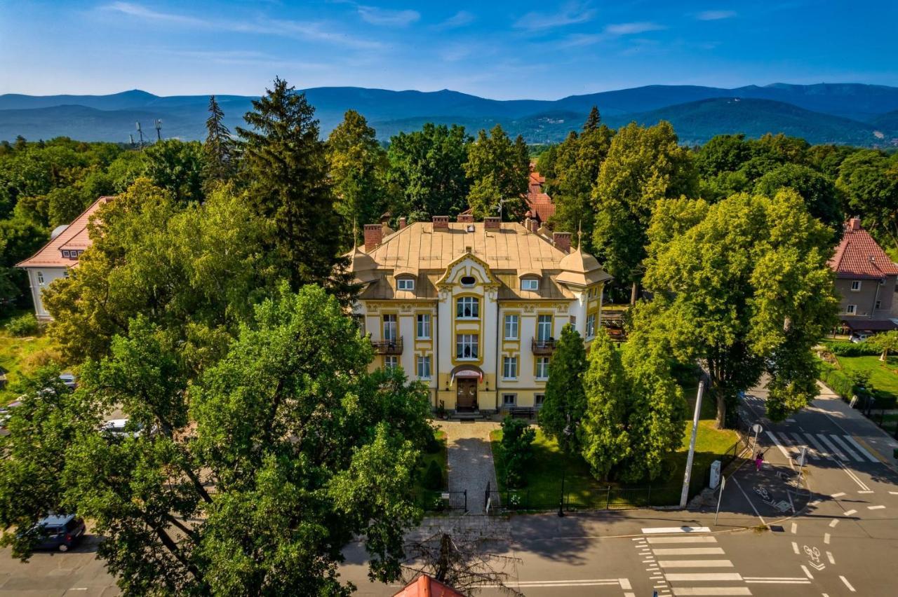 Hotel Bella 옐레니아구라 외부 사진
