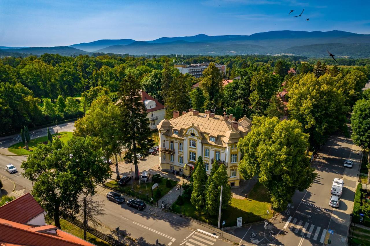 Hotel Bella 옐레니아구라 외부 사진