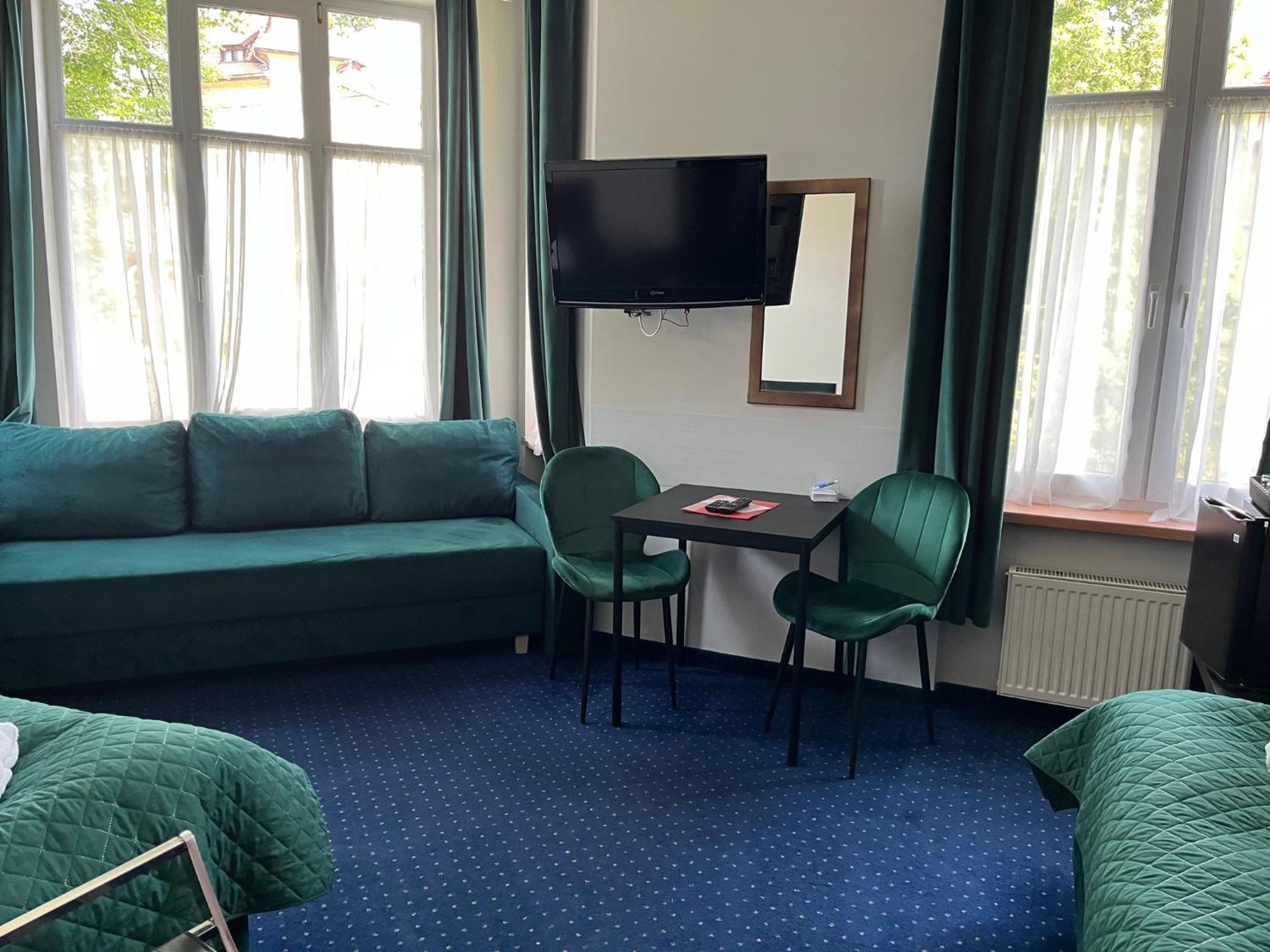 Hotel Bella 옐레니아구라 외부 사진